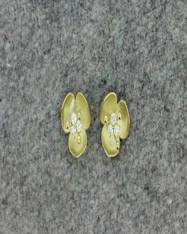 18K Yellow Gold Flower Stud Earrings with Diamonds